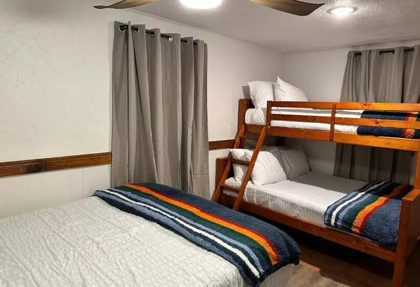 Hotelli Three Pines Cabins