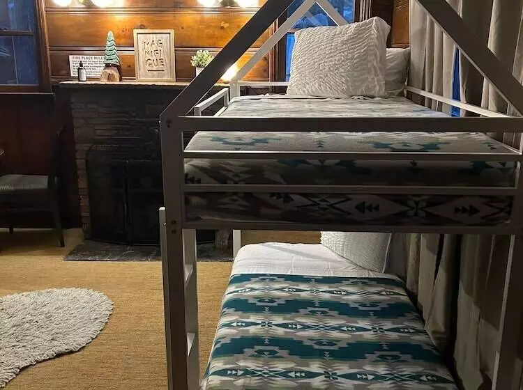 Hotelli Three Pines Cabins