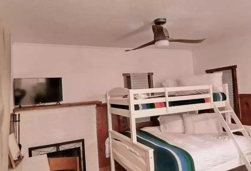 Hotelli Three Pines Cabins