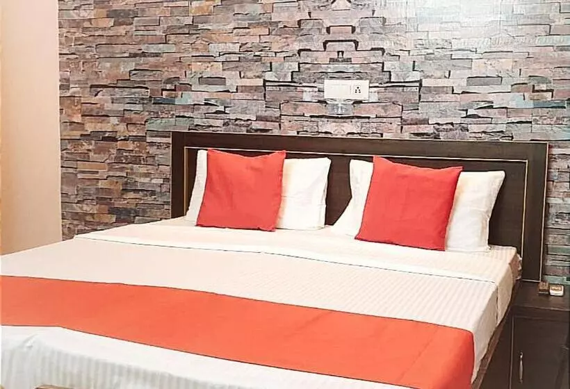 Hotelli Barak S Stays    Lpu Law Gate    Couples, Parents, Students Favourite