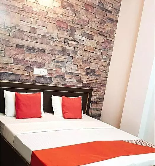 Hotelli Barak S Stays    Lpu Law Gate    Couples, Parents, Students Favourite