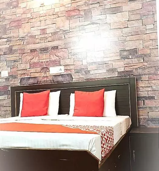 Hotelli Barak S Stays    Lpu Law Gate    Couples, Parents, Students Favourite