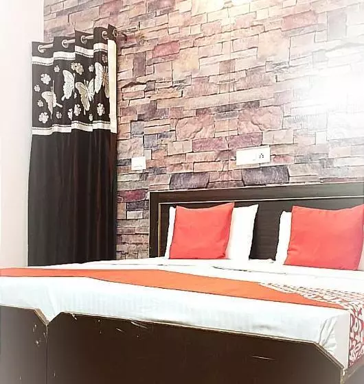 Hotelli Barak S Stays    Lpu Law Gate    Couples, Parents, Students Favourite