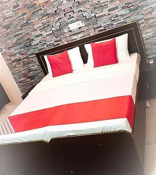 Hotelli Barak S Stays    Lpu Law Gate    Couples, Parents, Students Favourite