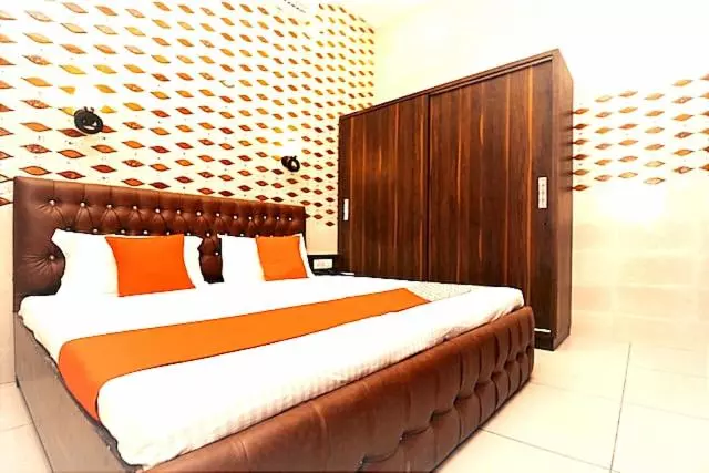 Hotelli Barak S Stays    Lpu Law Gate    Couples, Parents, Students Favourite