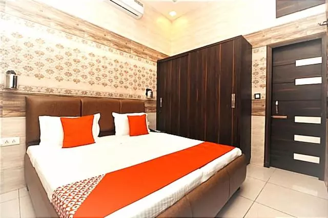Hotelli Barak S Stays    Lpu Law Gate    Couples, Parents, Students Favourite