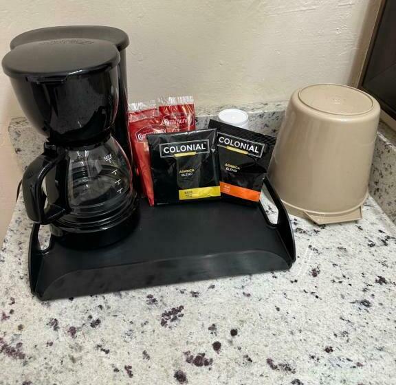 מוטל Ambassador Inn