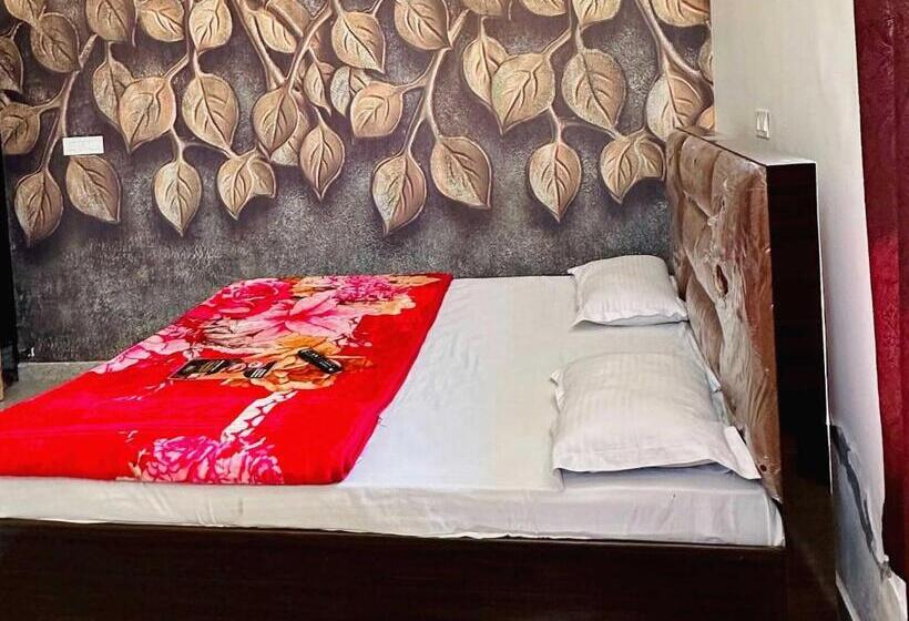 Hotel Oyo 81207 Elginn Blu  And Restaurant