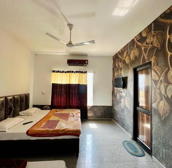 Hotel Oyo 81207 Elginn Blu  And Restaurant