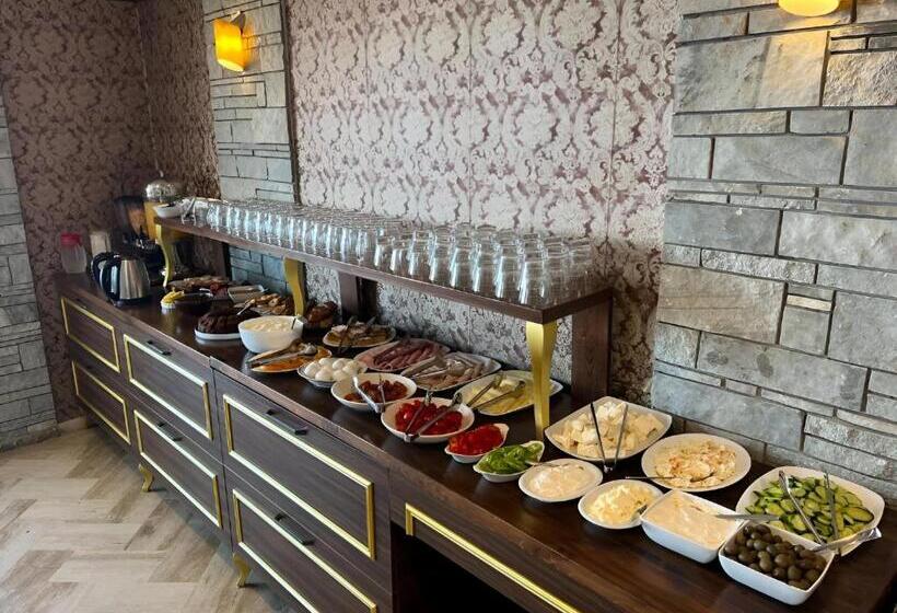 Monte Cristo Hotel With Rooftop Pool