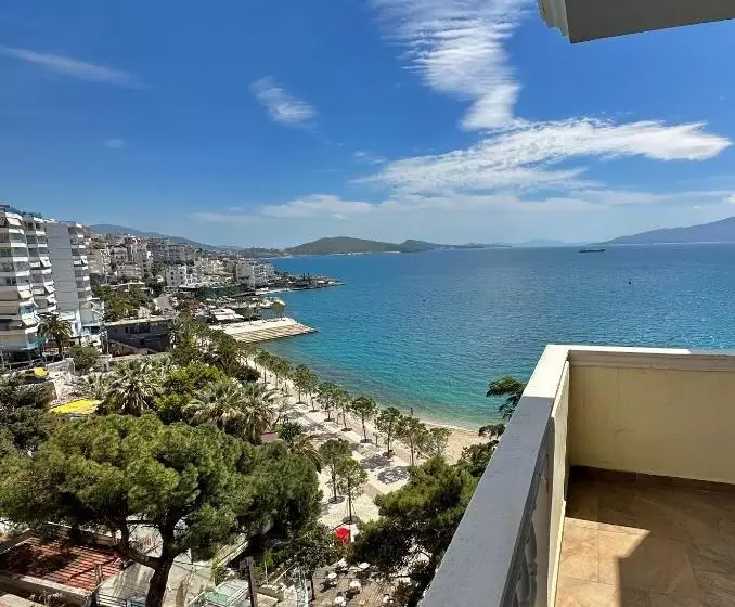 Monte Cristo Hotel With Rooftop Pool
