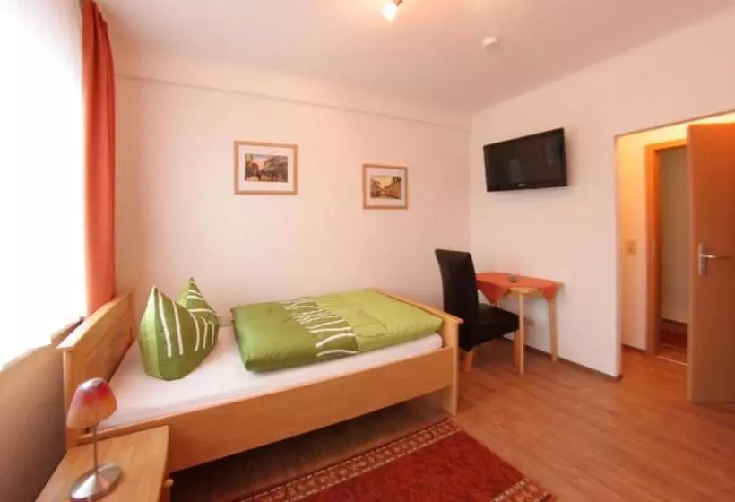 هتل Pension Am Ostbahnhof