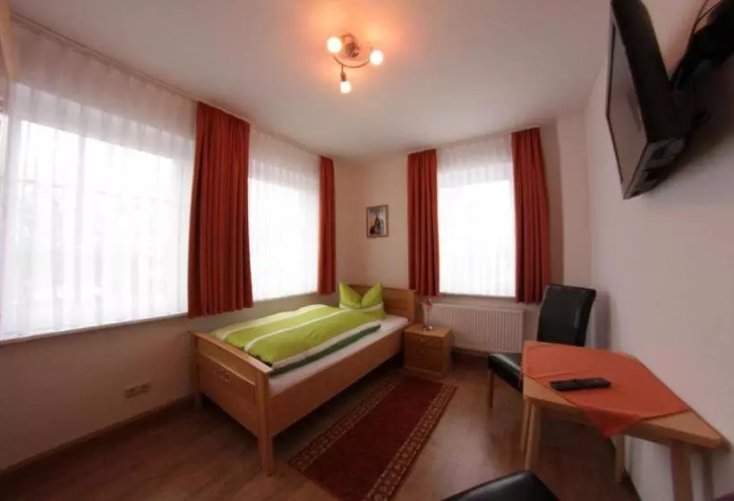 هتل Pension Am Ostbahnhof