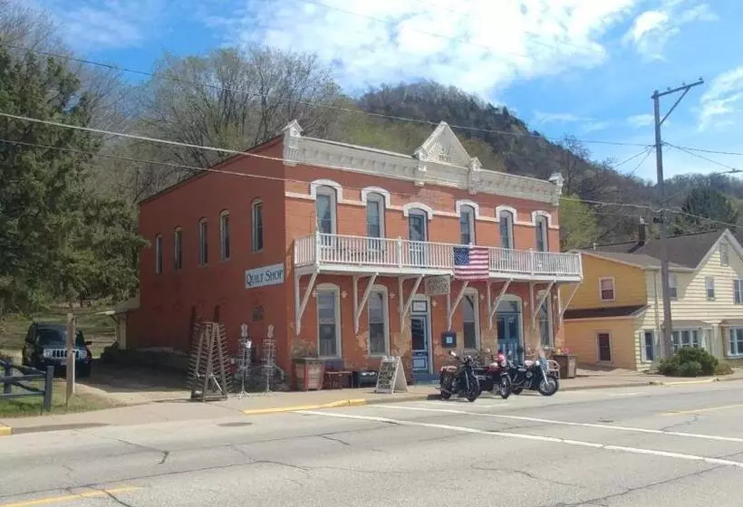 Retkeilymaja The Burlington Hotel & Bar   Alma Wi