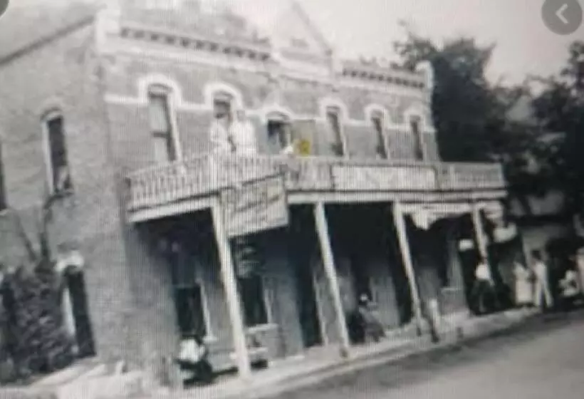 Retkeilymaja The Burlington Hotel & Bar   Alma Wi