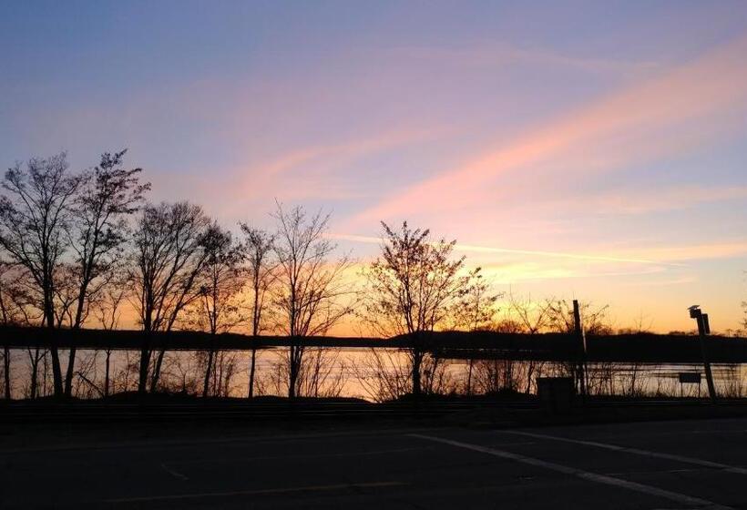 הוסטל The Burlington Hotel & Bar   Alma Wi