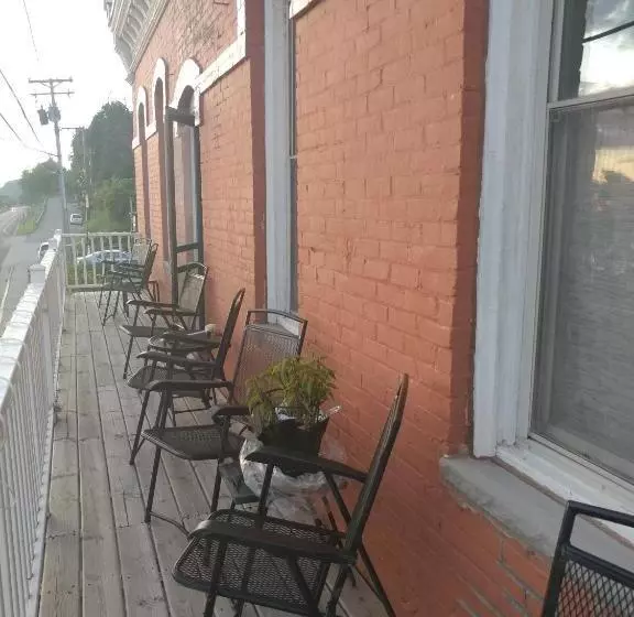 Retkeilymaja The Burlington Hotel & Bar   Alma Wi