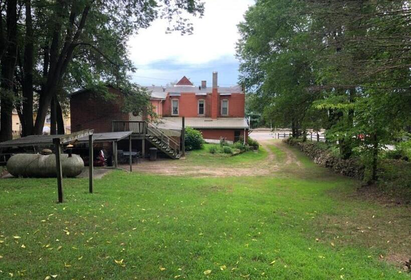 הוסטל The Burlington Hotel & Bar   Alma Wi