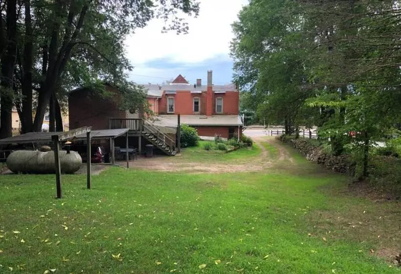 Retkeilymaja The Burlington Hotel & Bar   Alma Wi