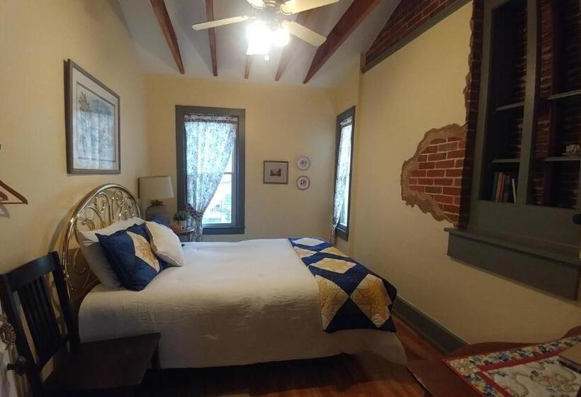 הוסטל The Burlington Hotel & Bar   Alma Wi