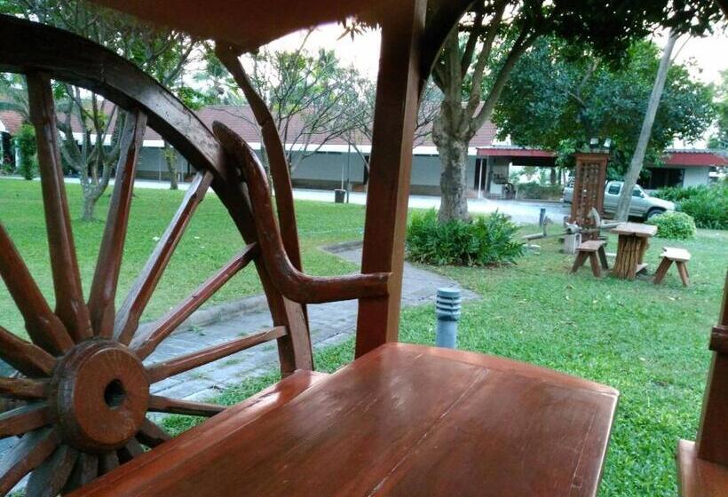 Hotel โรงแรมฉัตรแก้ว