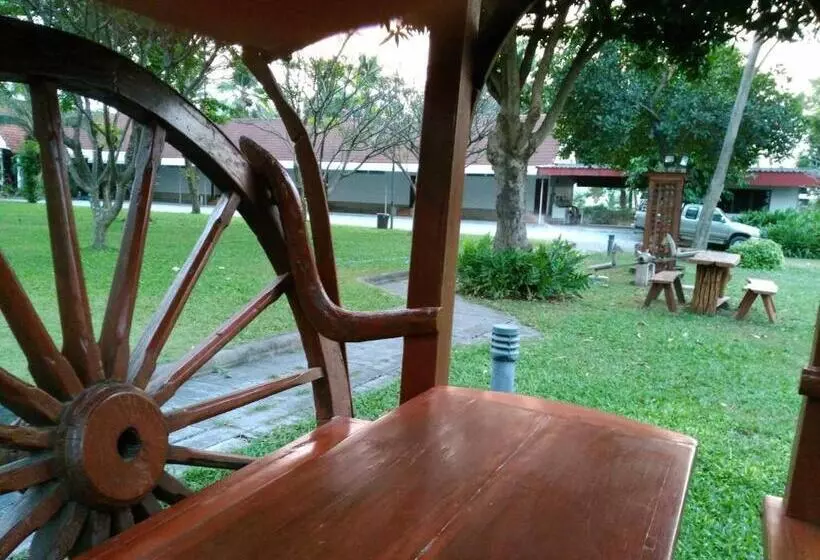 Hotelli โรงแรมฉัตรแก้ว