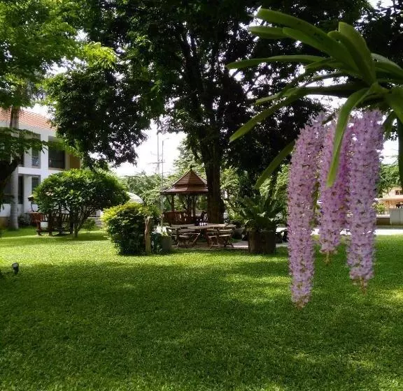 Hotelli โรงแรมฉัตรแก้ว