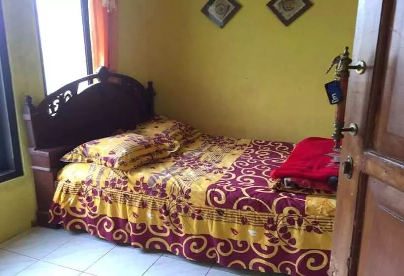 Hotelli Oyo Home 91250 Desa Wisata Taraju