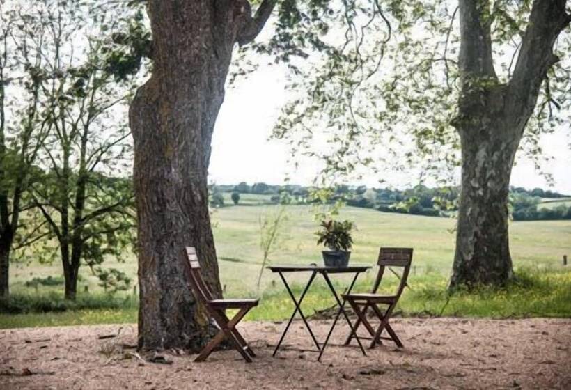 فندق Domaine De Savigny