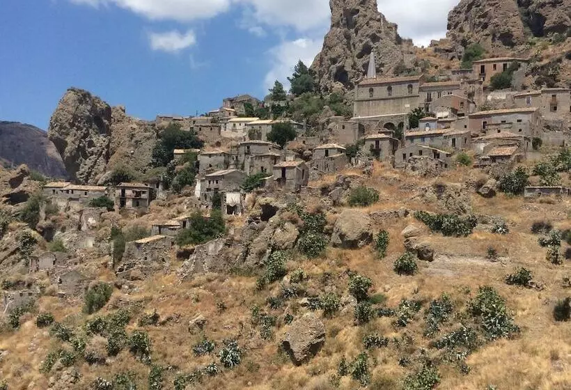 هتل Tito Serranò
