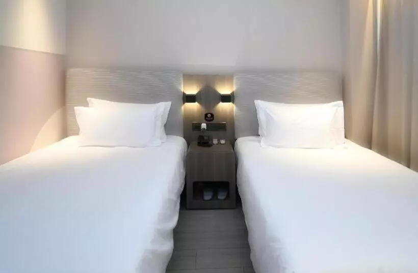 Hanting Hotel Shijiazhuang Jianhe Bridge Metro Station