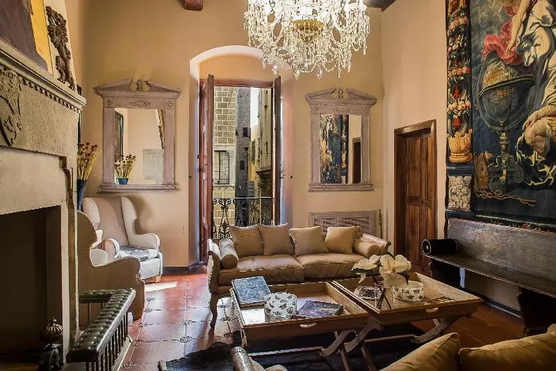 تختخواب و صبحانه Porcellino Gallery Art Boutique Bb