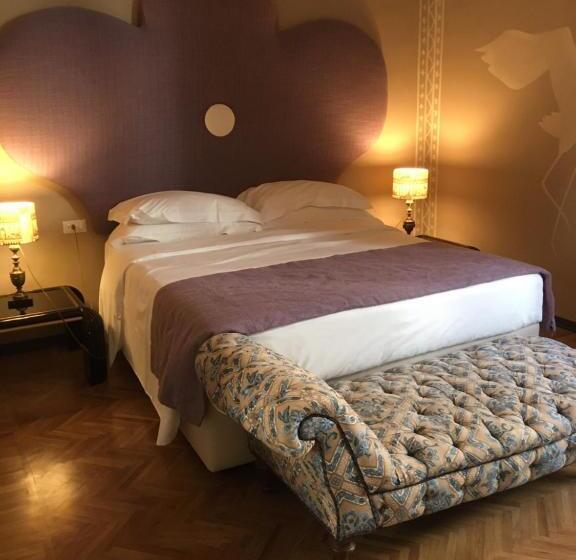 تختخواب و صبحانه Porcellino Gallery Art Boutique Bb