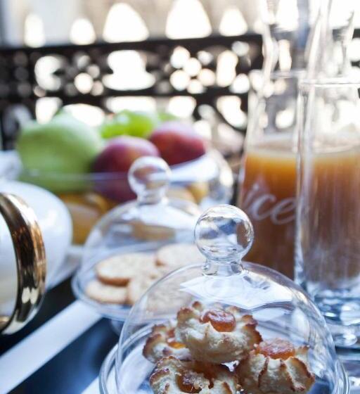 تختخواب و صبحانه Porcellino Gallery Art Boutique Bb