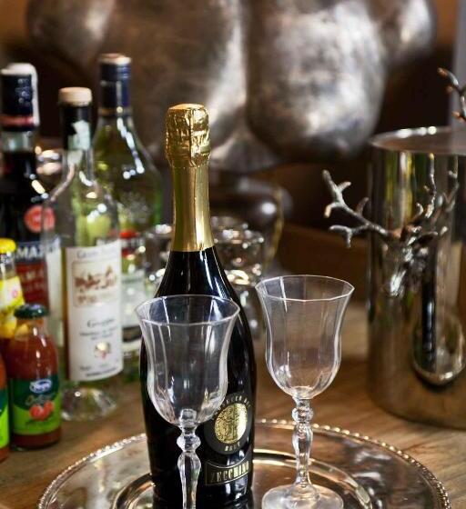 تختخواب و صبحانه Porcellino Gallery Art Boutique Bb