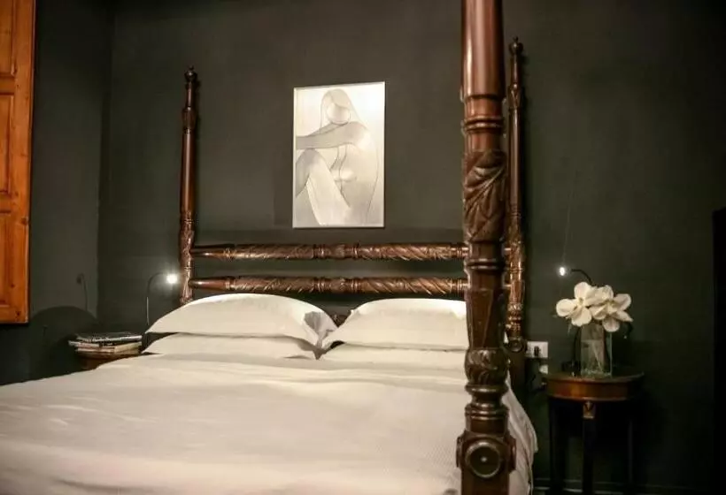 تختخواب و صبحانه Porcellino Gallery Art Boutique Bb