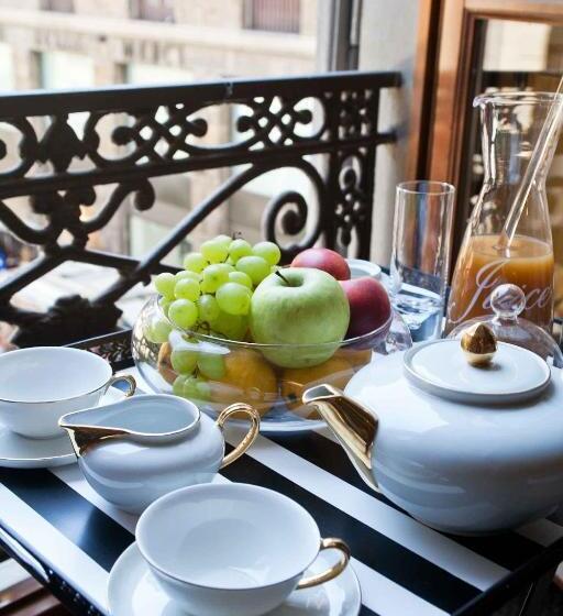 تختخواب و صبحانه Porcellino Gallery Art Boutique Bb