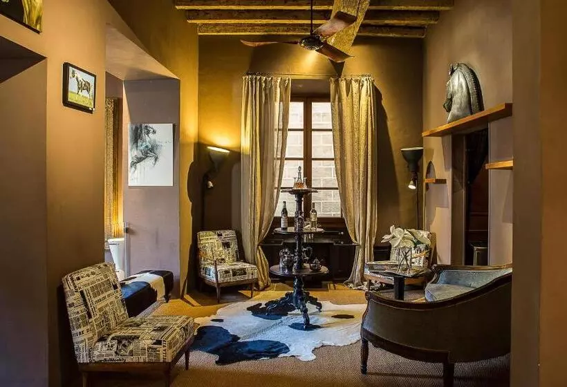 تختخواب و صبحانه Porcellino Gallery Art Boutique Bb