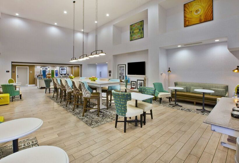 فندق Hampton Inn & Suites Alliance