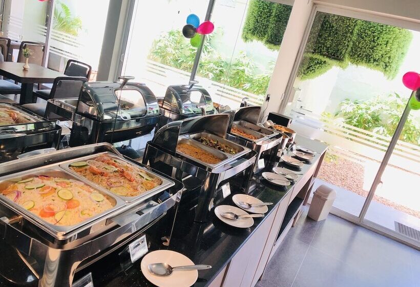 Отель Tropic Inn