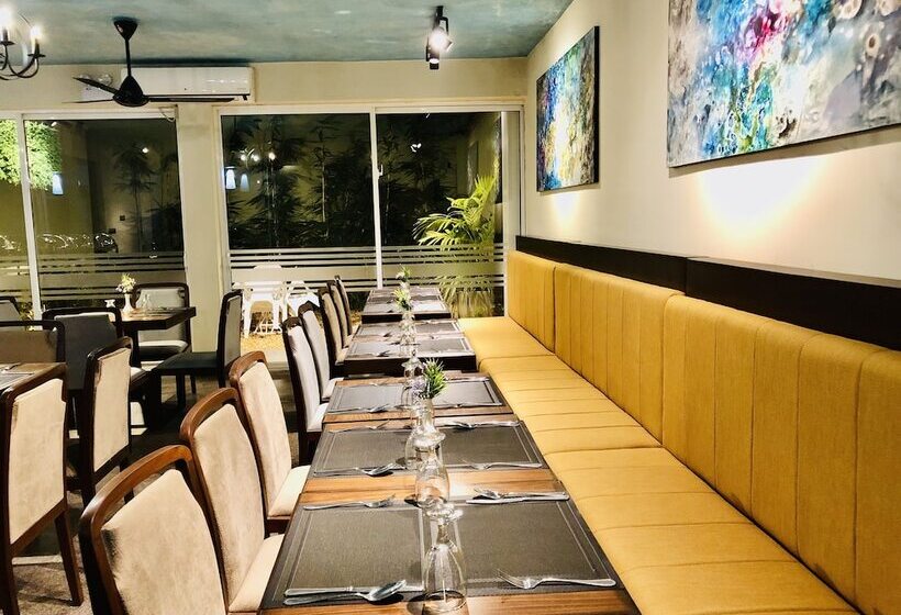 Отель Tropic Inn