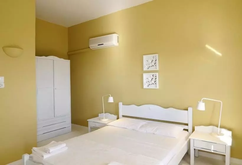 Kymothoi Rooms & Pool Bar