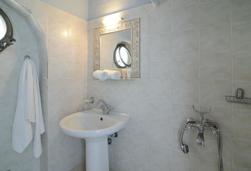 Kymothoi Rooms & Pool Bar