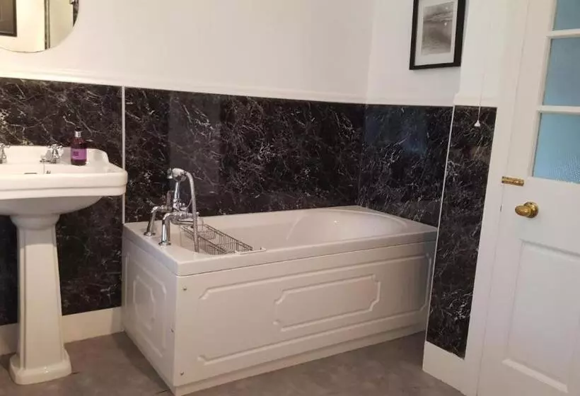 تختخواب و صبحانه Cruachan House