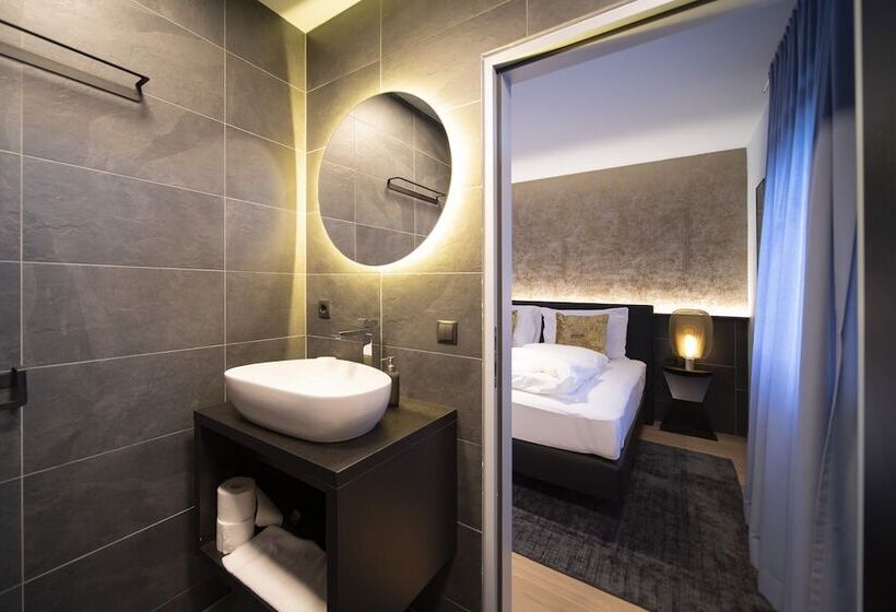 Blackhome Innsbruck City East I Contactless Check In