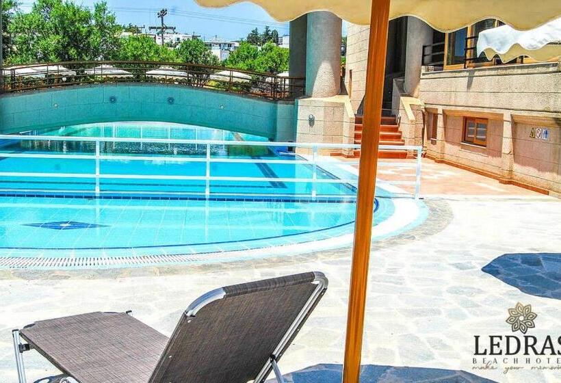 בית מלון כפרי Ledras Beach