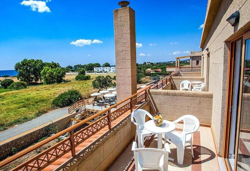 בית מלון כפרי Ledras Beach