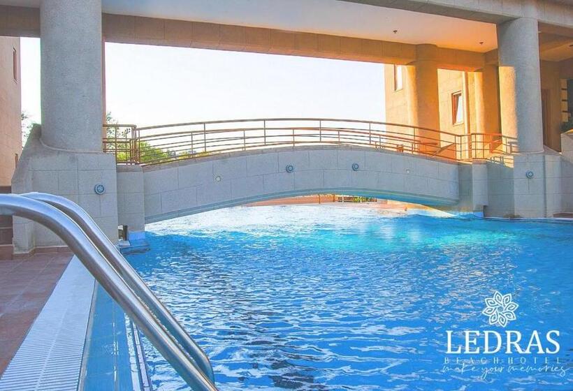 בית מלון כפרי Ledras Beach