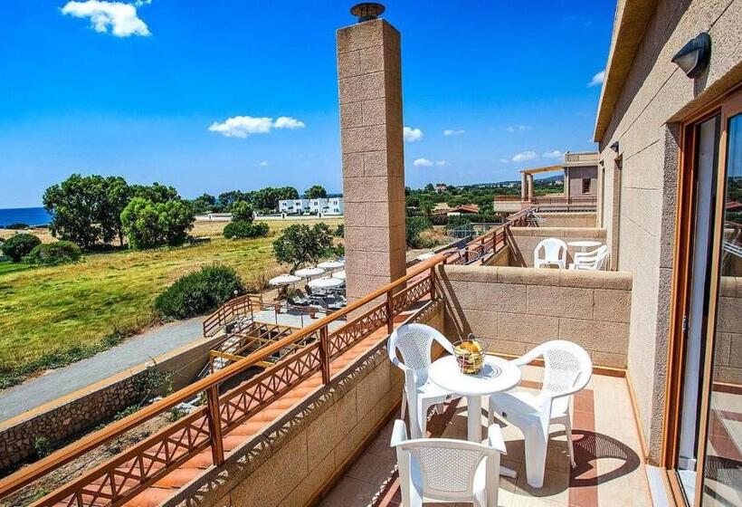 בית מלון כפרי Ledras Beach