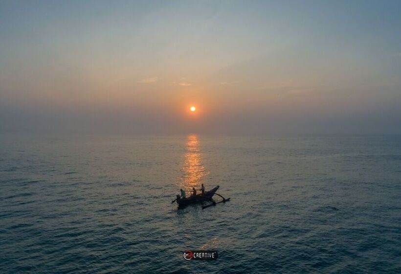 هتل The Waves Beach Chalets